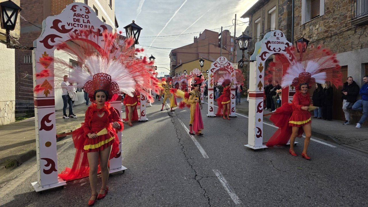 Desfile del Carnaval en Toreno con bailarinas en trajes coloridos