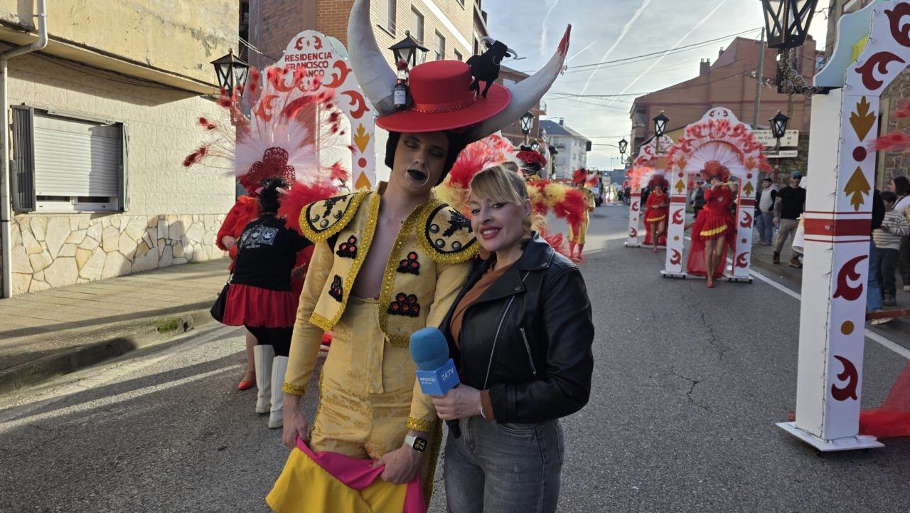 Participantes del desfile de Carnaval en Toreno con trajes coloridos