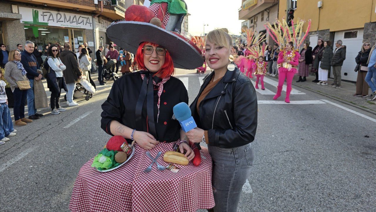Dos mujeres en el desfile de Carnaval en Toreno, una con sombrero grande