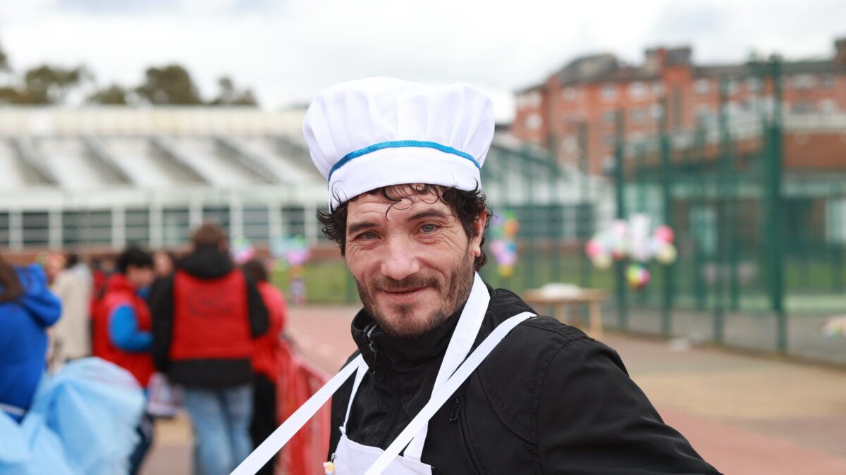 Hombre con gorro de chef sonriendo en el carnaval de Ponferrada