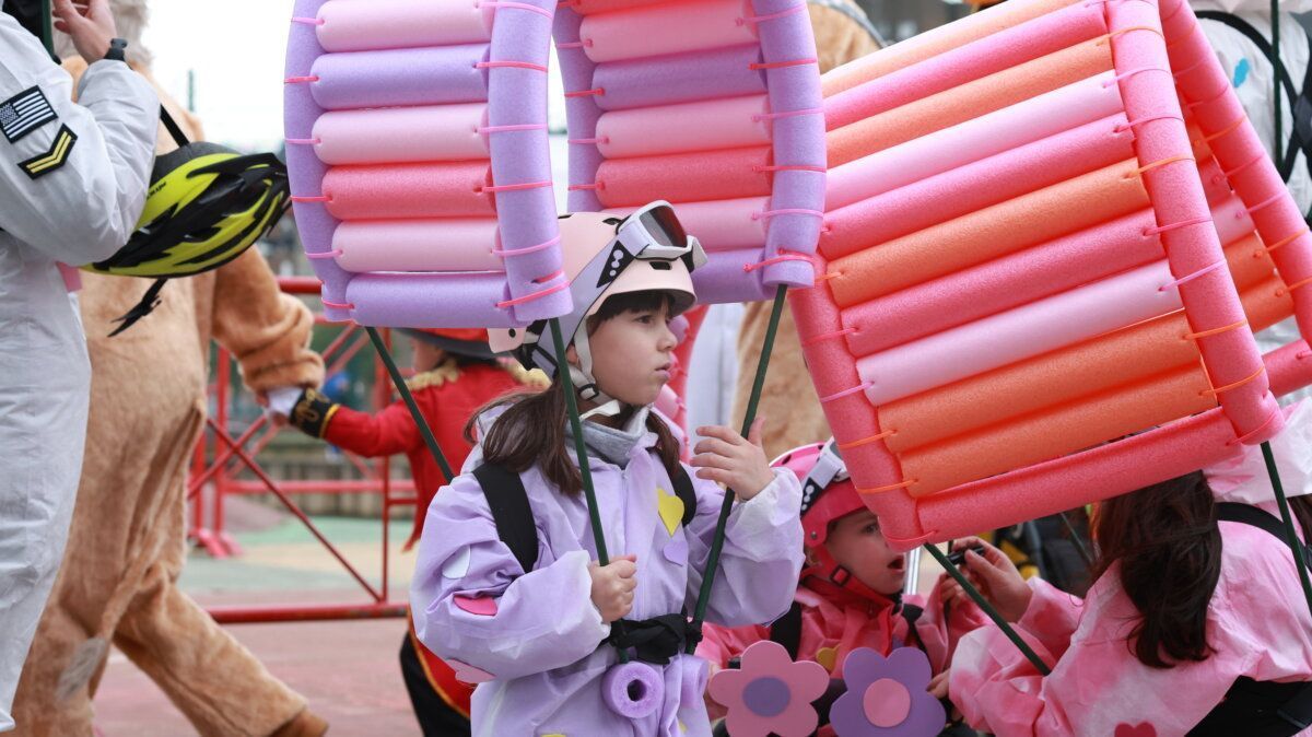 Niña con disfraz en el Carnaval de Ponferrada con decoraciones coloridas