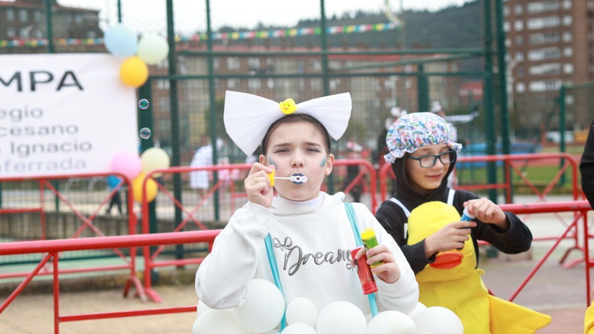 Niña con disfraz de carnaval soplando burbujas en Ponferrada