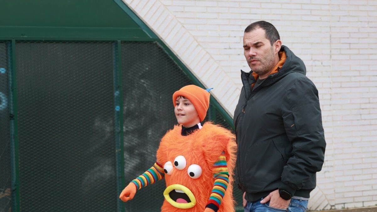 Niño disfrazado de monstruo naranja en el carnaval de Ponferrada