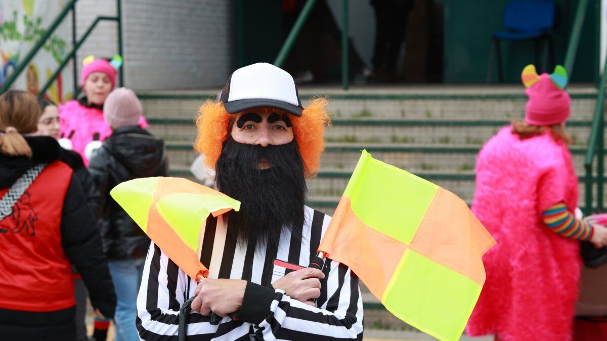 Persona disfrazada con banderas en el Carnaval de Ponferrada