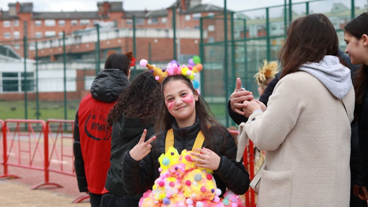 Niña sonriente en disfraz colorido durante el carnaval de Ponferrada
