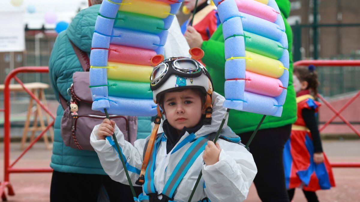 Niño disfrazado en el carnaval de Ponferrada con accesorios coloridos