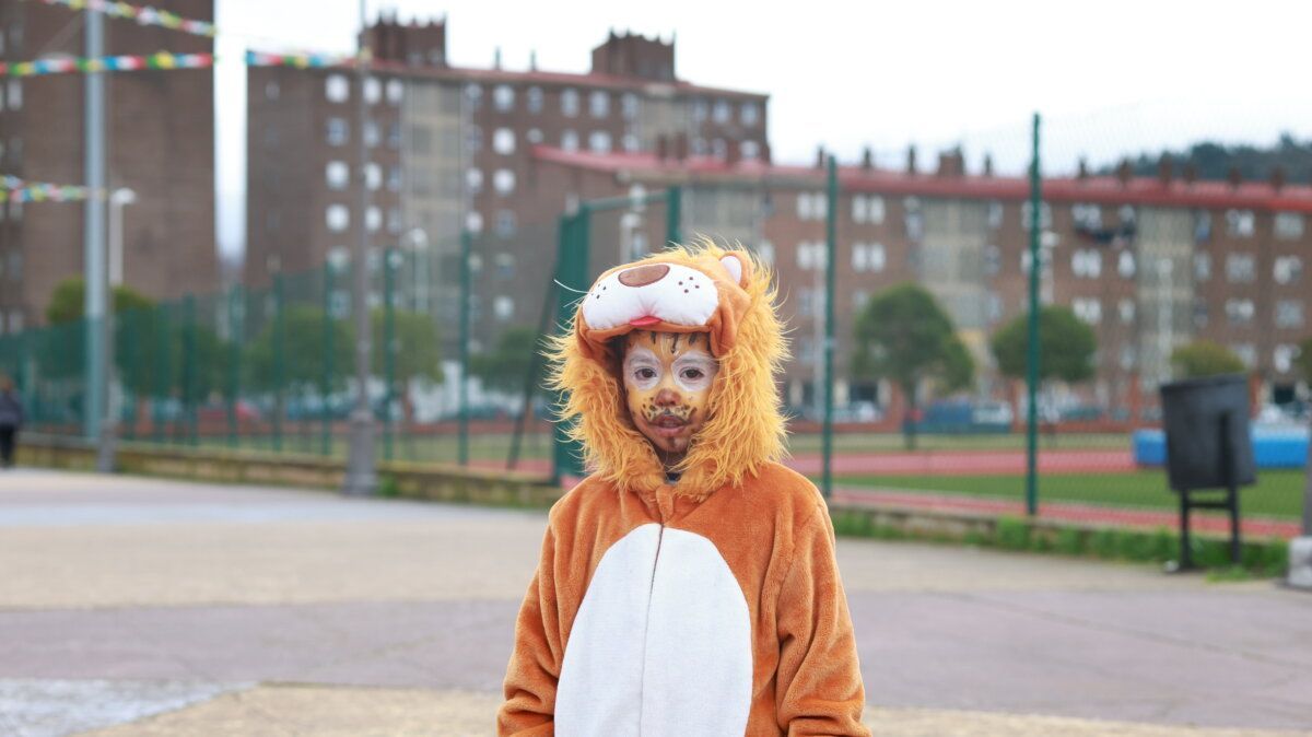 Niño disfrazado de león durante el carnaval en Ponferrada