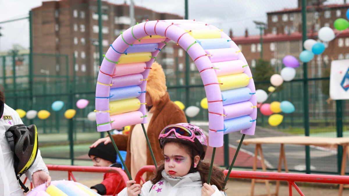 Niña con casco y arco de colores en el Carnaval de Ponferrada