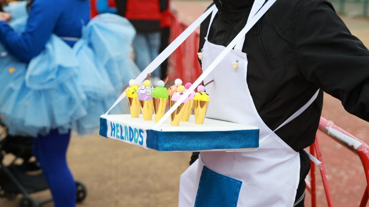 Persona vendiendo helados en el carnaval de Ponferrada