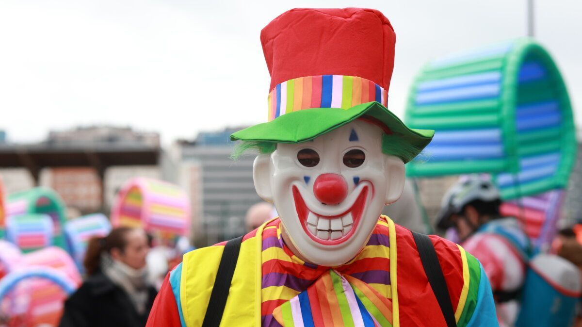 Un payaso sonriente con un disfraz colorido en el carnaval de Ponferrada