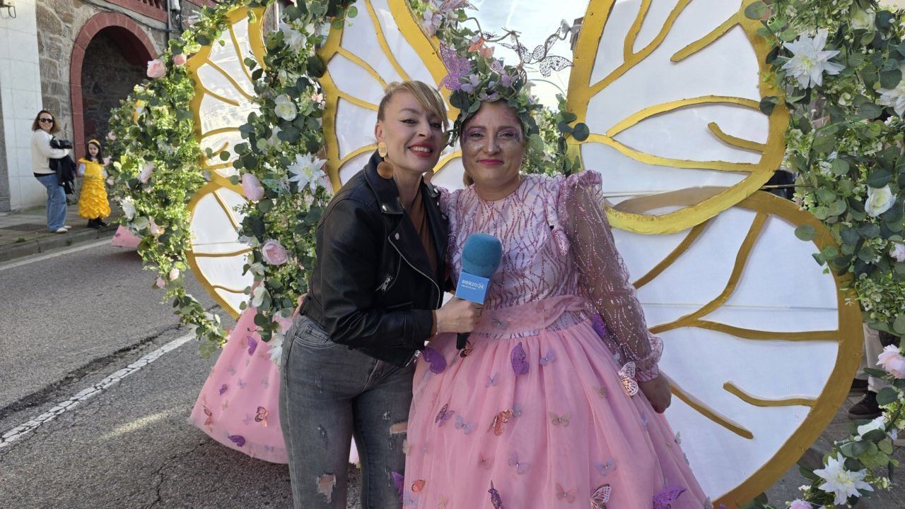 Entrevista durante el desfile del Carnaval en Toreno con trajes coloridos.