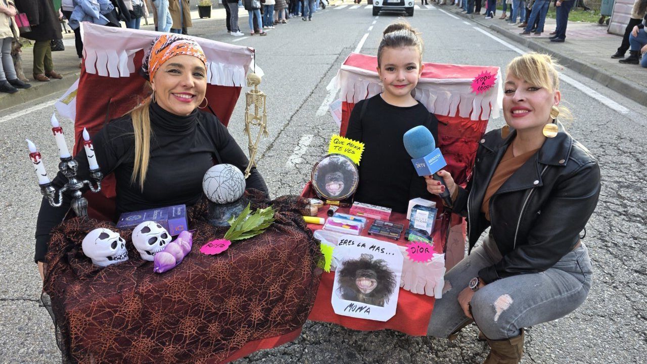 Mujeres disfrazadas en el desfile del Carnaval en Toreno