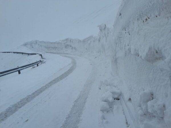 Carretera nevada con acumulación de nieve a los lados