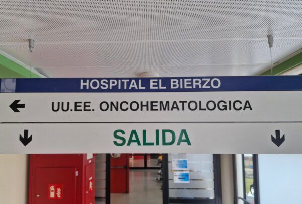Cartel que indica el Servicio de Oncohematología en el Hospital El Bierzo