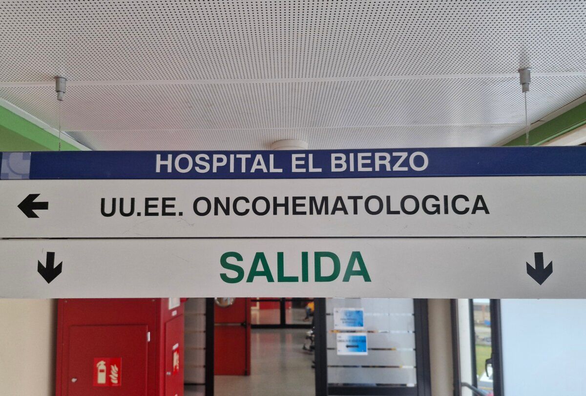 Cartel que indica el Servicio de Oncohematología en el Hospital El Bierzo