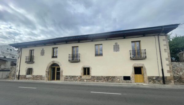 Fachada de la Casa Ucieda en Camponaraya, lugar de la exposición.