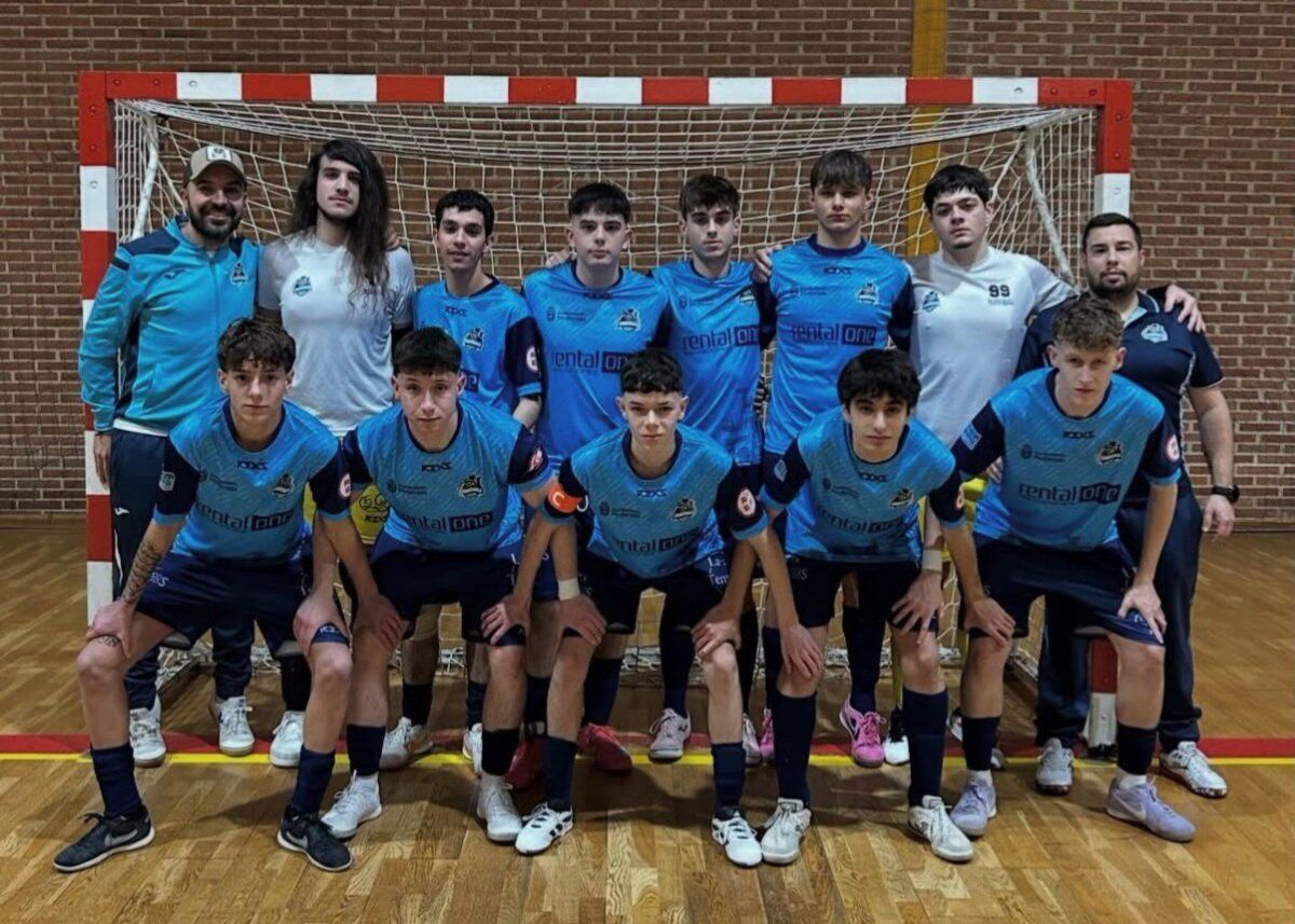 Equipo juvenil del CD Ponfesala posando en el pabellón José Arroyo
