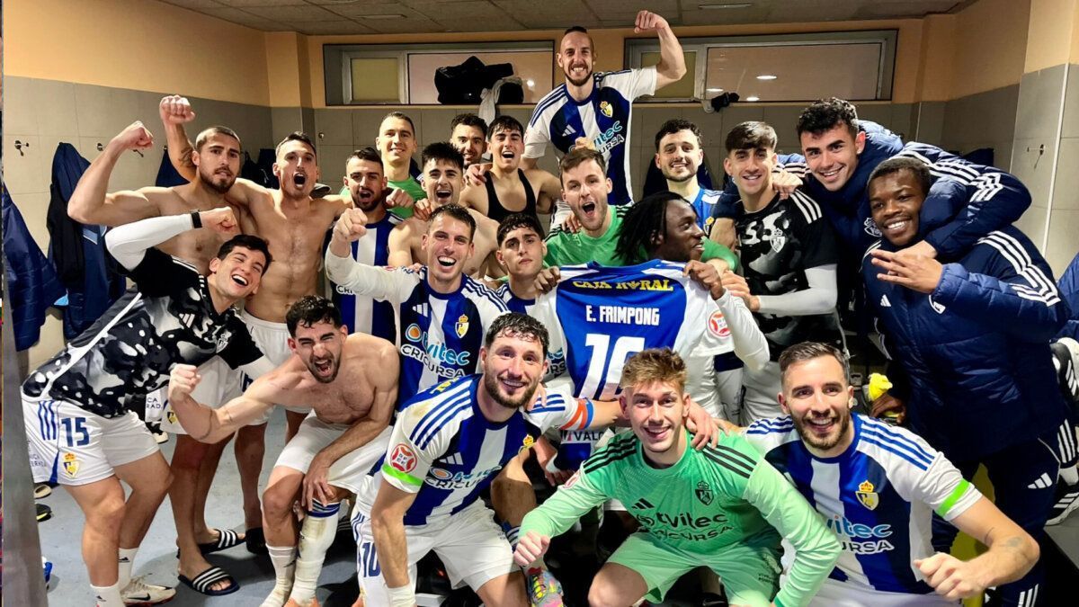 Jugadores de la SD Ponferradina celebrando en el vestuario tras la victoria