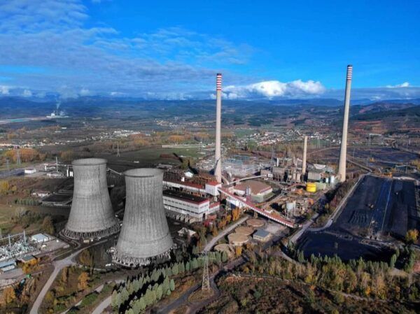 Vista aérea de la central térmica Compostilla II con chimeneas y torres de refrigeración.