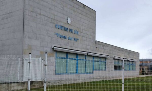 Edificio del Centro de Día Flores del Sil con cercado
