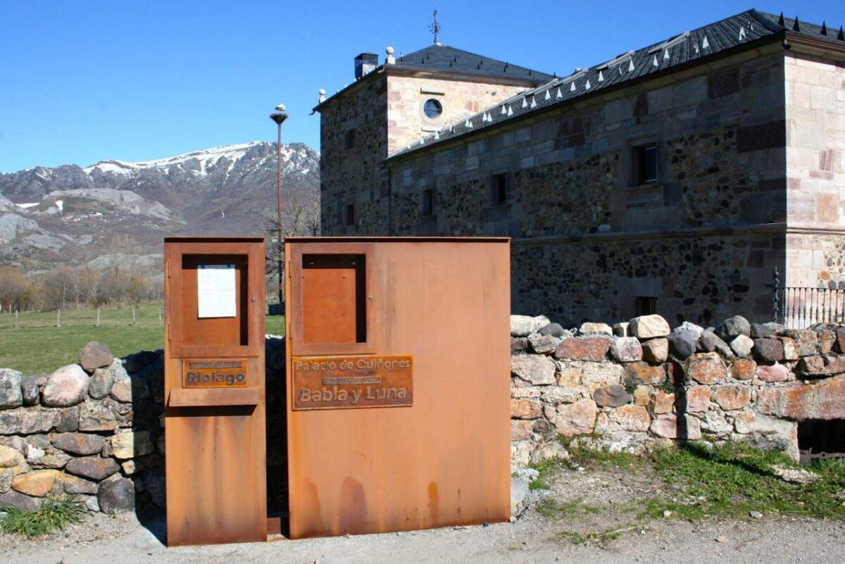 Entrada del Centro del Parque Babia y Luna con montañas al fondo