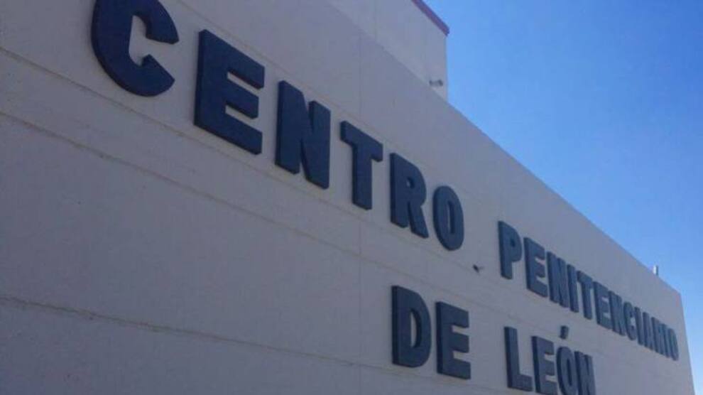 Fachada del centro penitenciario de León con su nombre visible