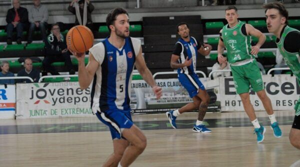 Jugadores de baloncesto en un partido de Clínica Ponferrada SDP
