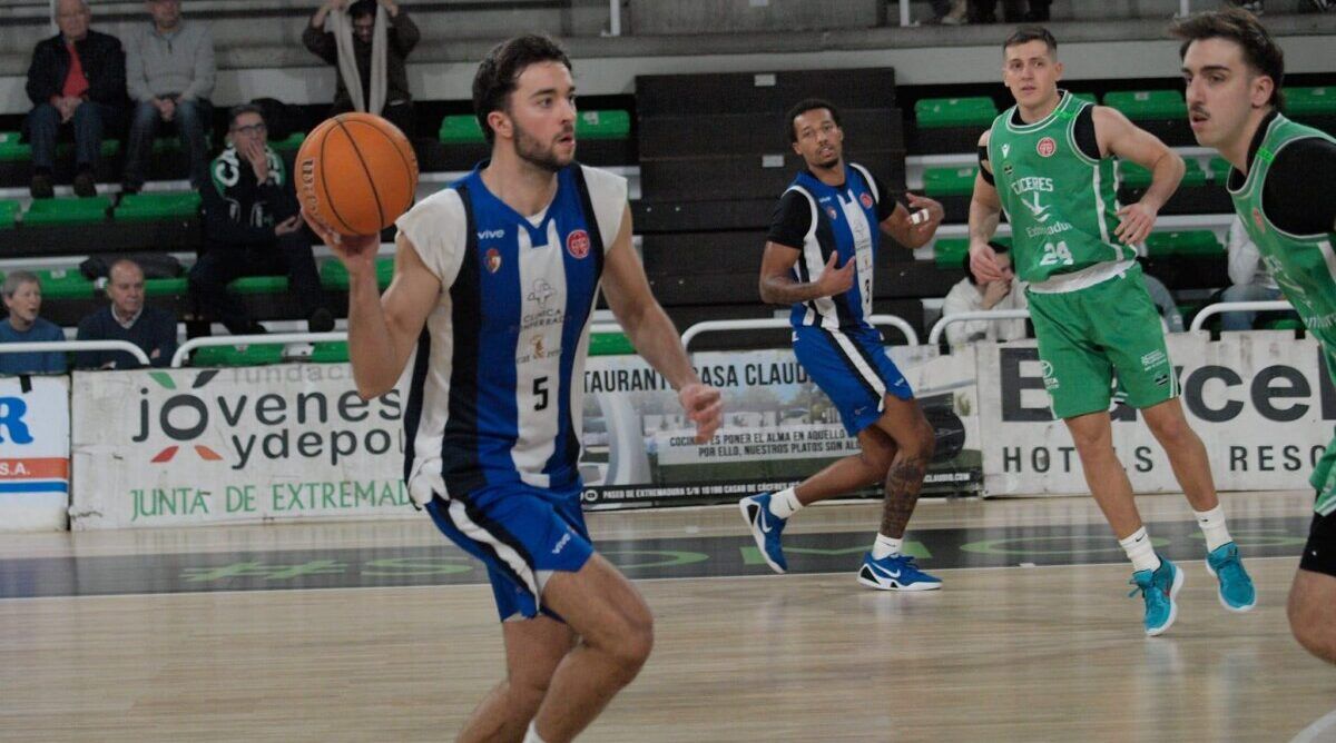 Jugadores de baloncesto en un partido de Clínica Ponferrada SDP