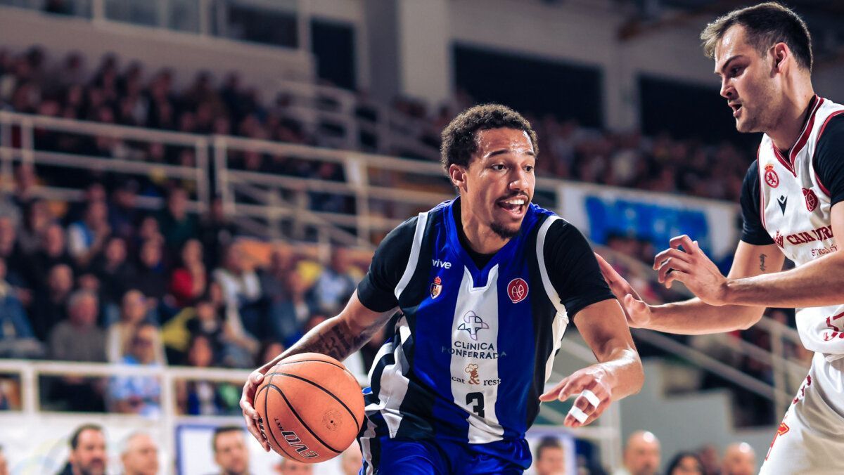 Jugador de Clínica Ponferrada SDP driblando durante un partido de baloncesto