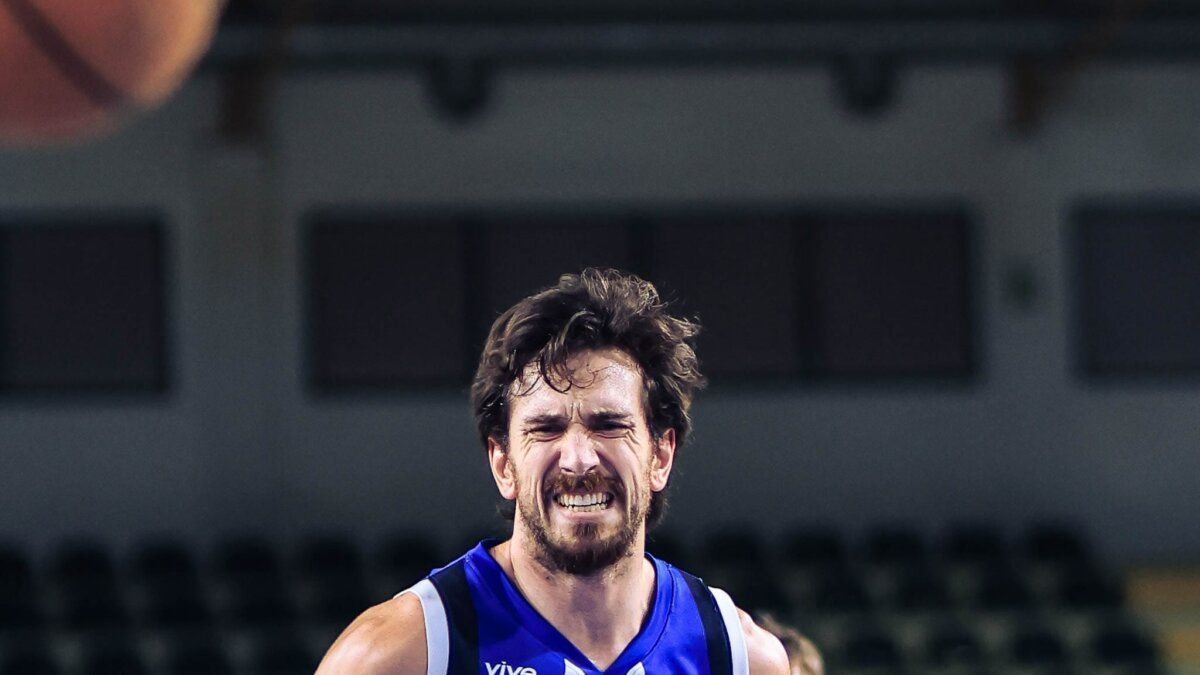 Jugador de baloncesto en acción con expresión intensa