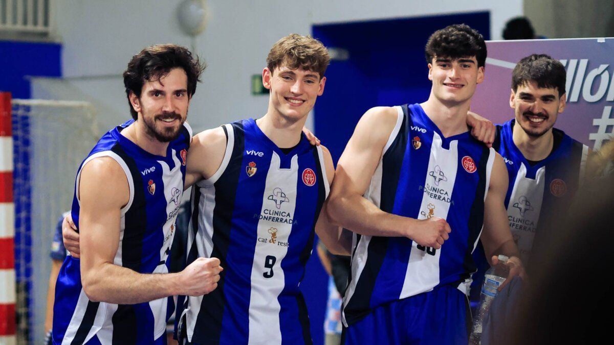 Cuatro jugadores de balonmano sonríen en la clínica SDP de Toledo