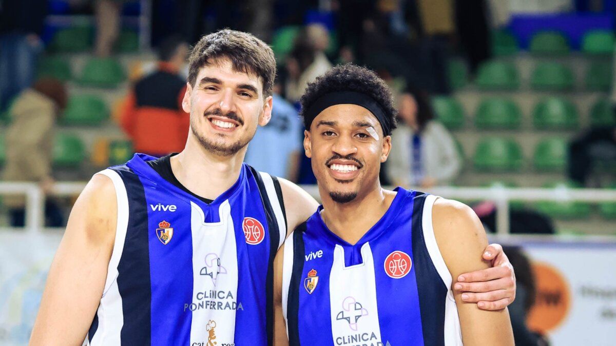 Dos jugadores de baloncesto sonrientes en la cancha