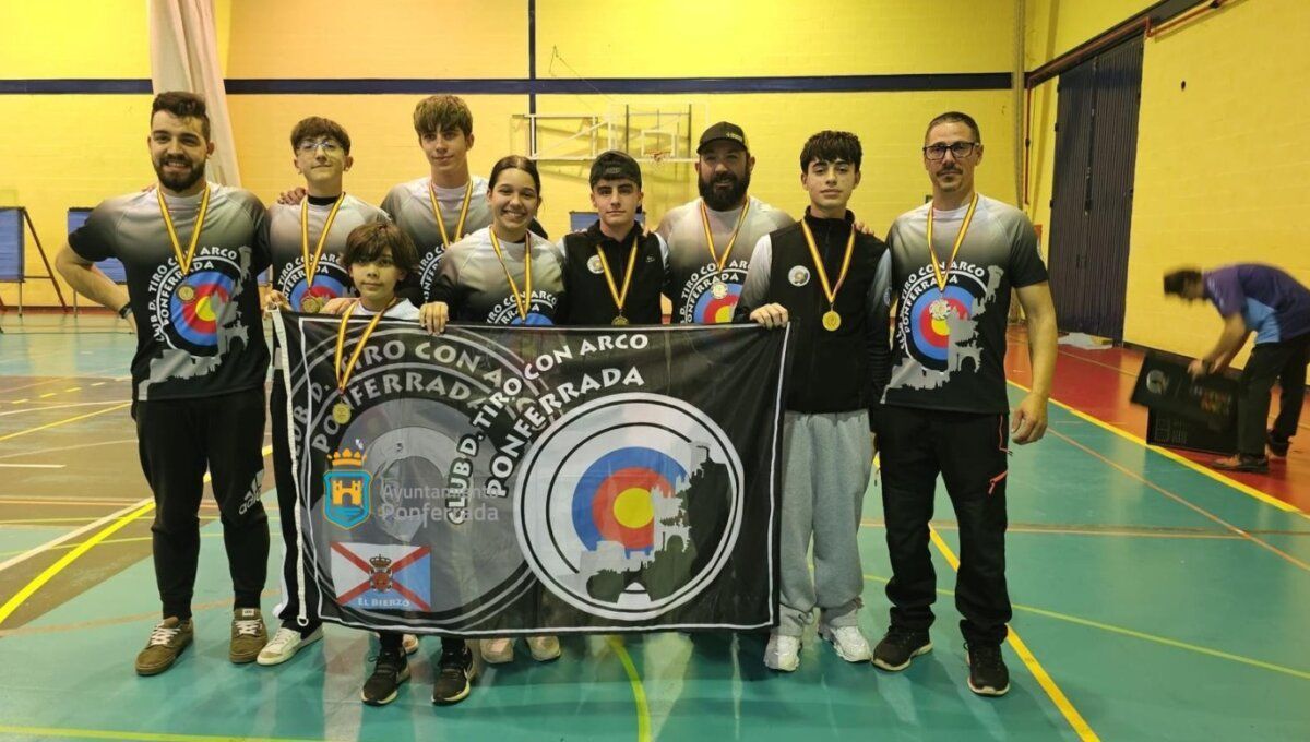 Miembros del Club de Tiro con Arco Ponferrada con medallas en un campeonato