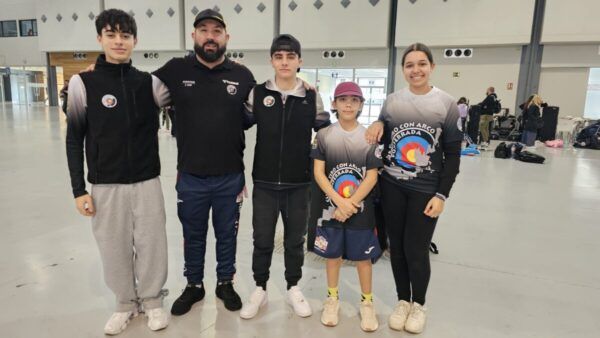 Cuatro arqueros del Club Tiro con Arco Ponferrada en un evento deportivo