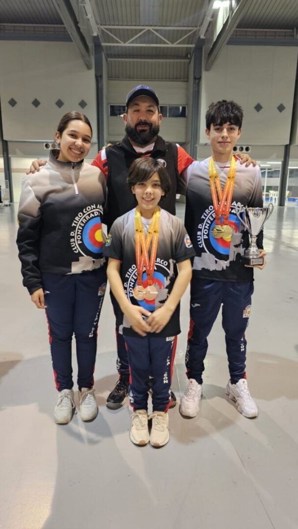Cuatro arqueros del Club Tiro con Arco Ponferrada con medallas