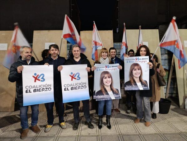 Miembros de la Coalición por El Bierzo sosteniendo carteles en la campaña