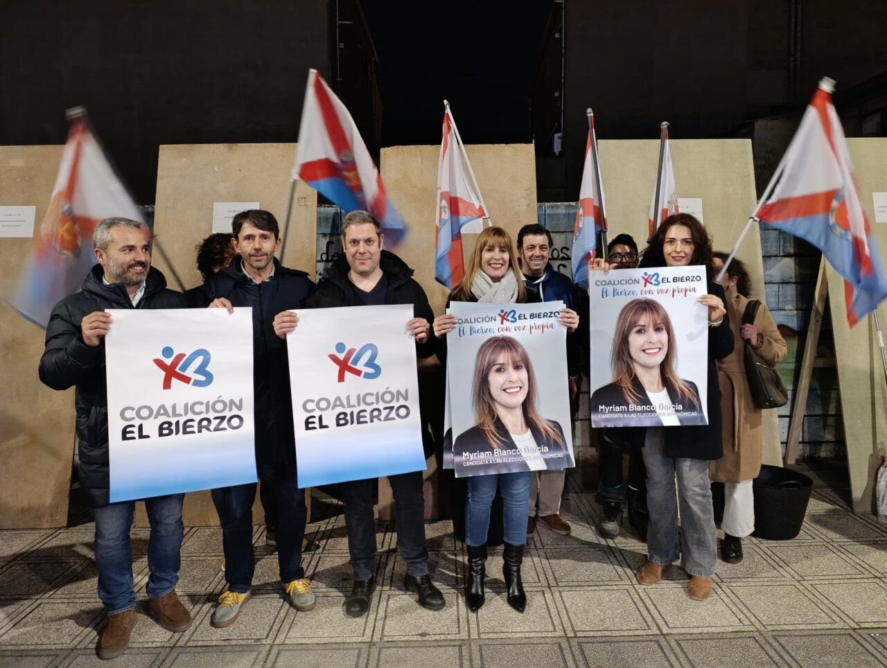 Miembros de la Coalición por El Bierzo sosteniendo carteles en la campaña