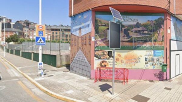 Señal de tráfico en la entrada de un colegio en Ponferrada