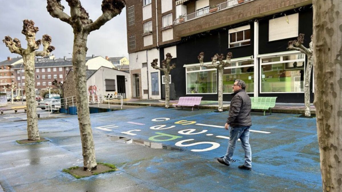 El concejal de Medio Ambiente supervisando la poda de árboles en Ponferrada.