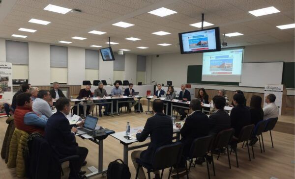 Reunión del Consejo Empresarial en la Universidad de León con participantes en una mesa.