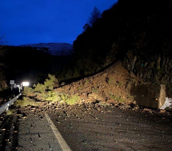 Desprendimiento de tierra bloqueando la carretera N-VI en Vega de Valcarce