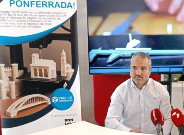 David Pacios en rueda de prensa sobre el Centro de Día de Flores del Sil