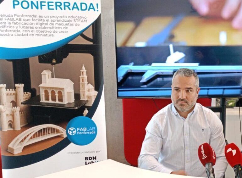David Pacios en rueda de prensa sobre el Centro de Día de Flores del Sil