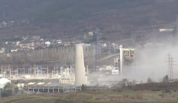 Demolición de las chimeneas de la central térmica de Compostilla en El Bierzo