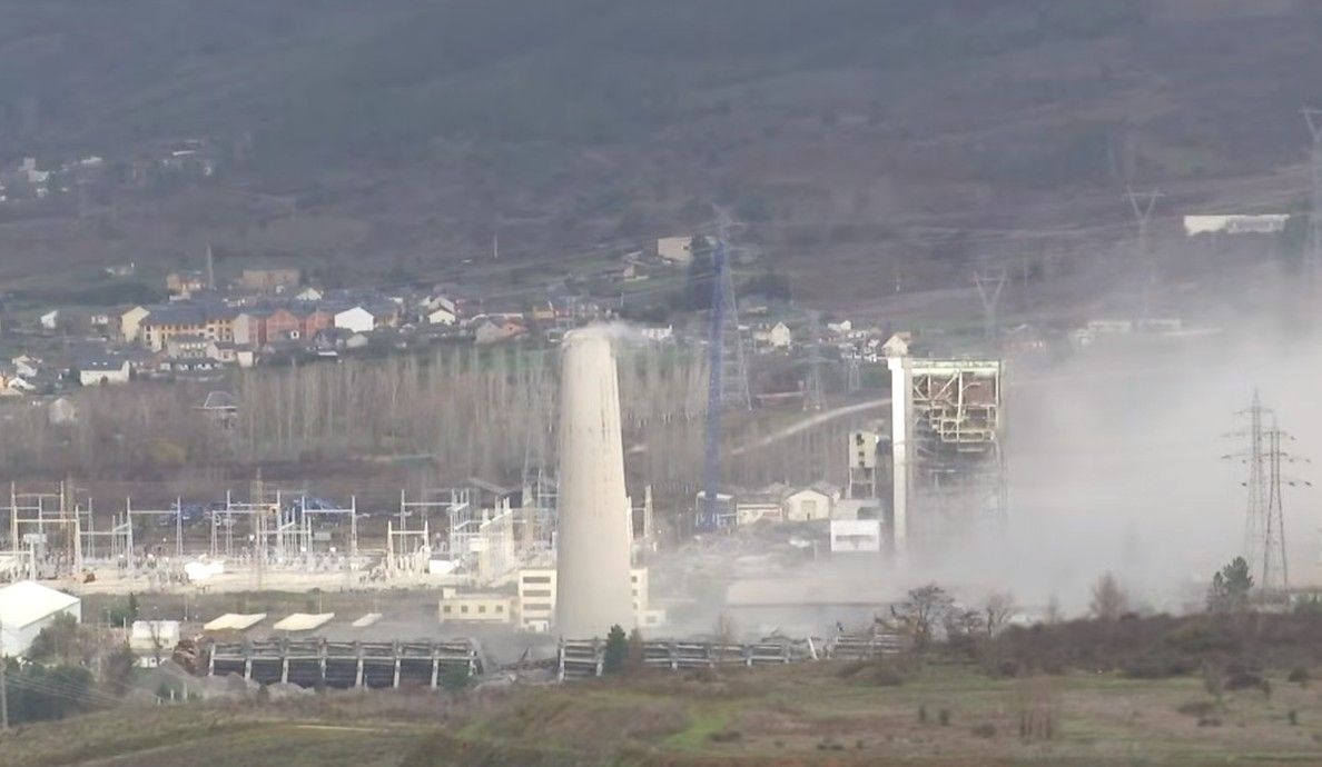 Demolición de las chimeneas de la central térmica de Compostilla en El Bierzo