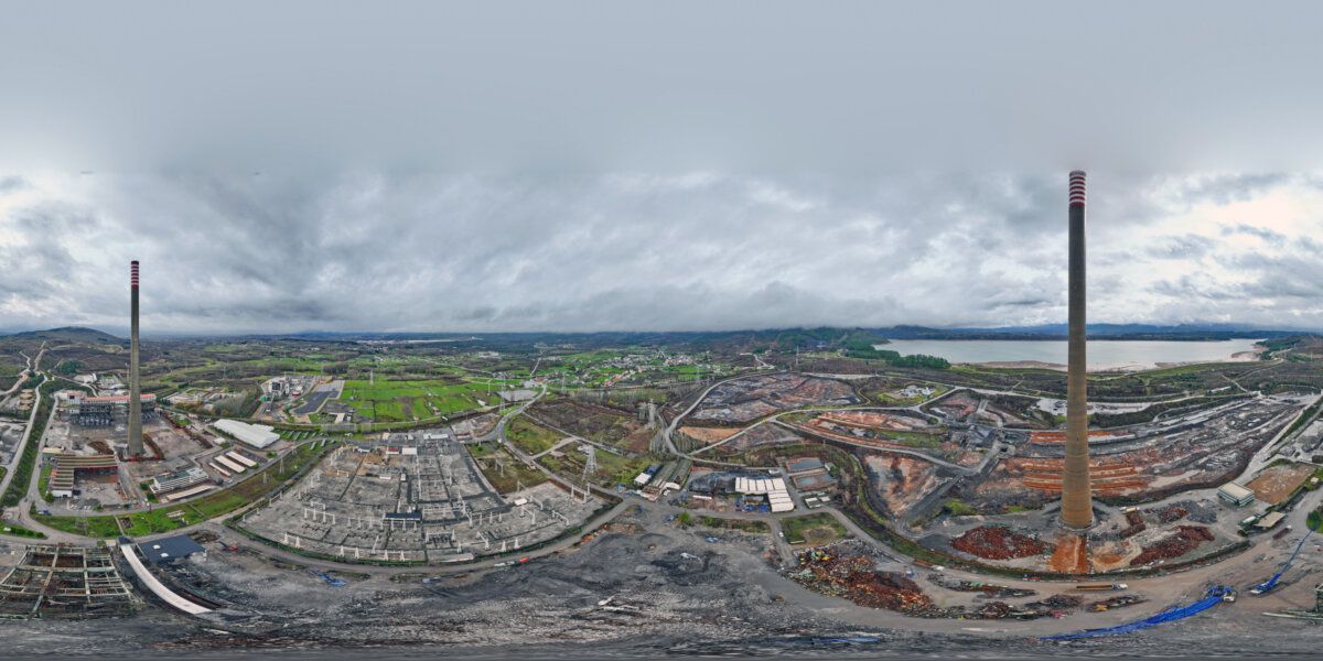 Vista panorámica de la demolición de las chimeneas de Compostilla II