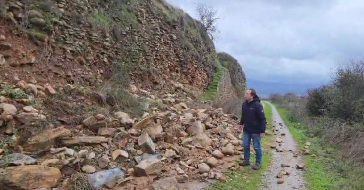 Parte de la muralla de Castro Ventosa en mal estado con escombros