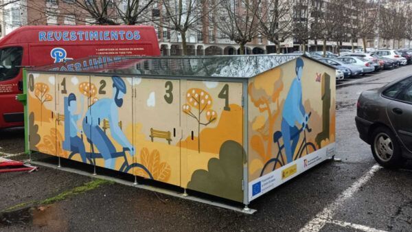 Aparcabicis cerrados en Ponferrada con ilustraciones de ciclistas