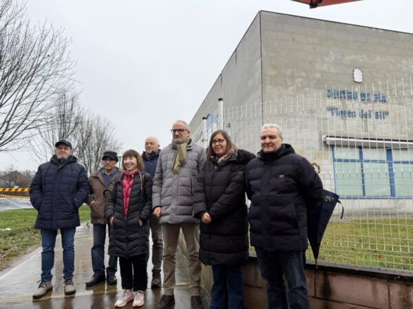 Portavoz del PSOE en Ponferrada junto a otros miembros en el Centro de Día