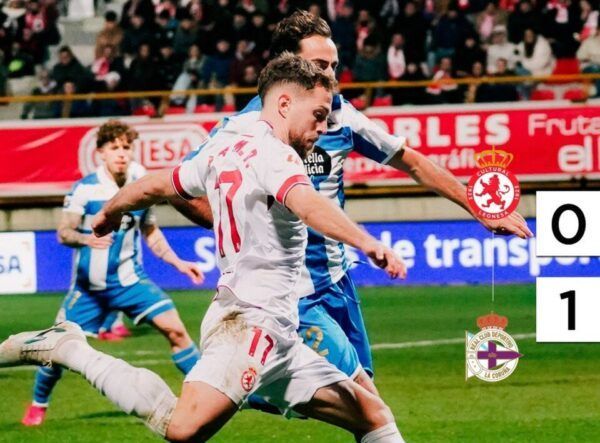 Jugadores de la Cultural y Deportiva Leonesa en un partido contra el Deportivo de La Coruña
